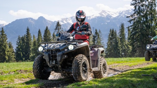 Grupa na quadach z panoramą Tatr - wyprawa Quad TRIP