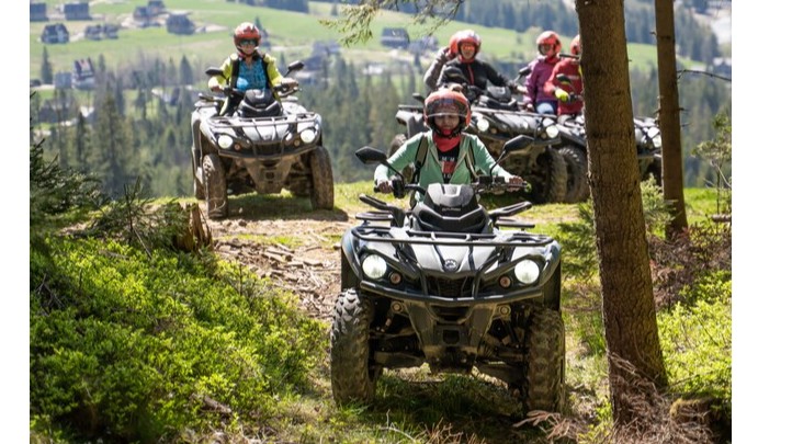 Quady pokonujące leśny podjazd - wyprawa Quad FUN