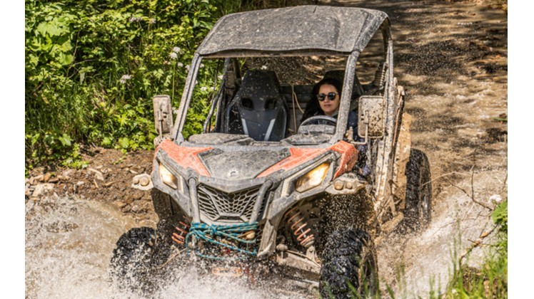 Buggy pokonujące błotnistą przeprawę - wyprawa Buggy FUN