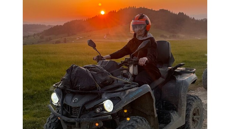 Quad na leśnej trasie w ciepłym świetle - wyprawa Quad SUNSET