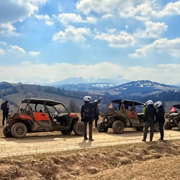 Postój wyprawy buggy z widokiem na góry